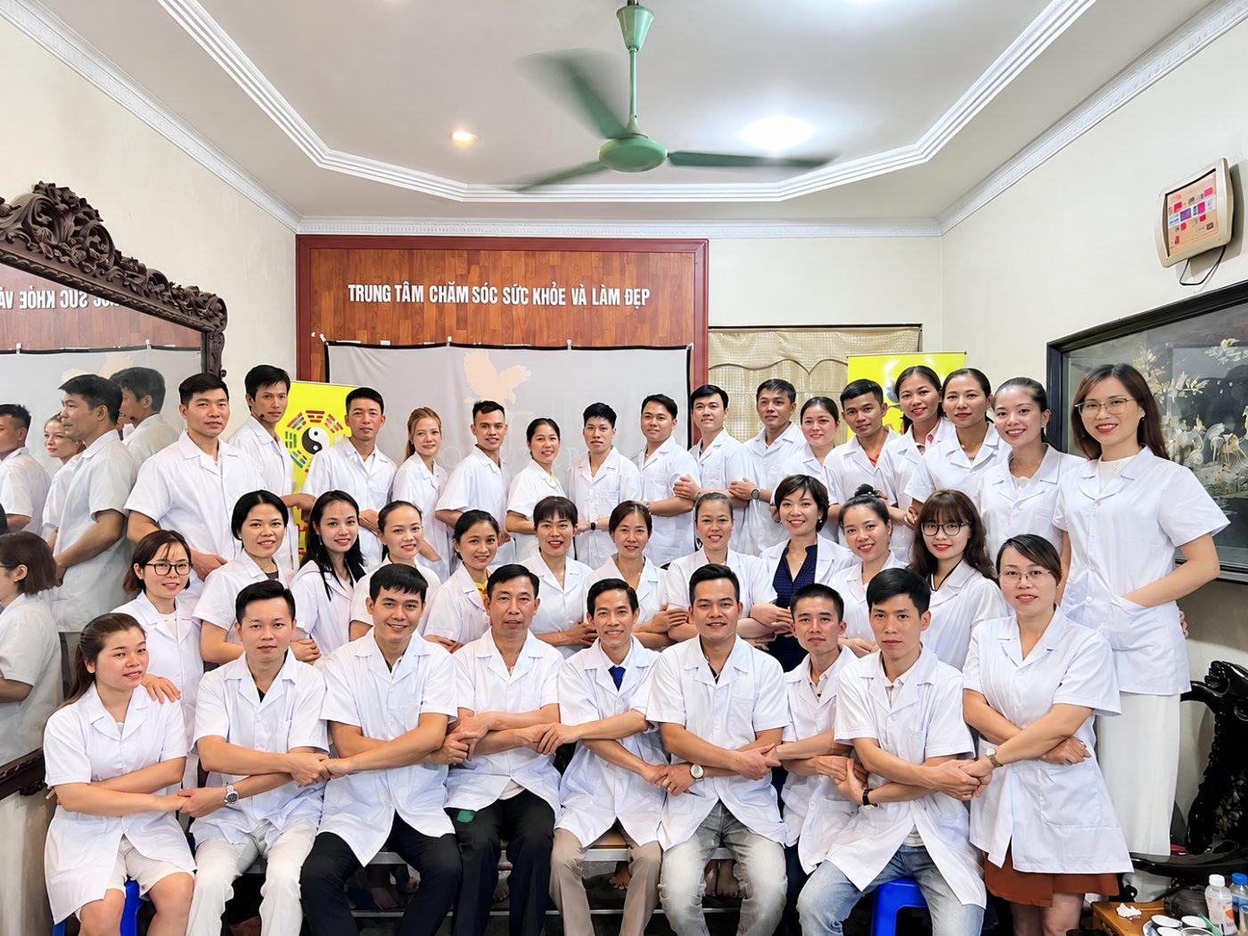 Đông đảo lương y và kỹ thuật viên trong buổi giao lưu chia sẻ kinh nghiệm trị liệu