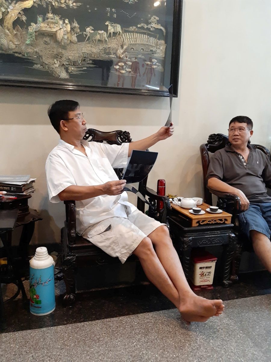 Lương y trao đổi với khách hàng trước buổi trị liệu