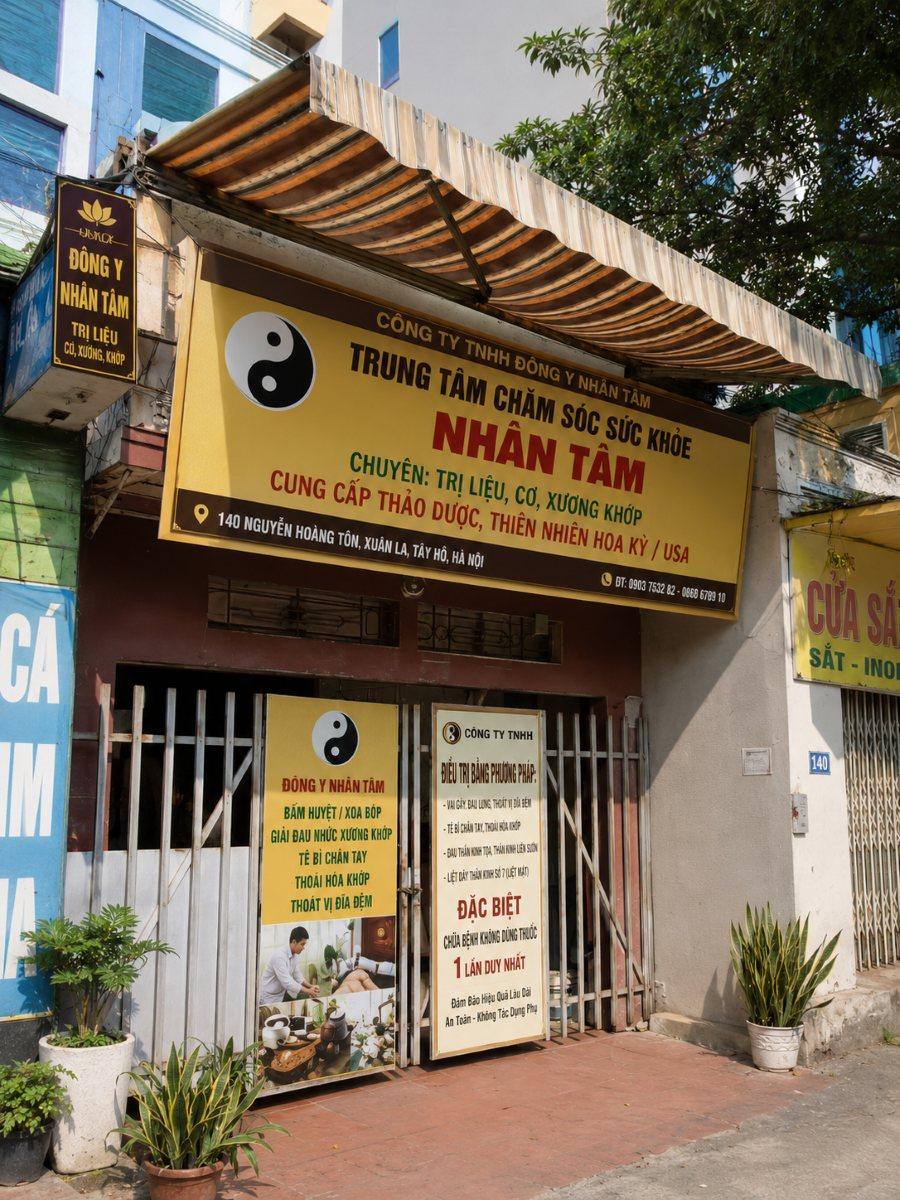Mặt tiền phòng khám với biển hiệu Trung tâm chăm sóc sức khỏe Nhân Tâm