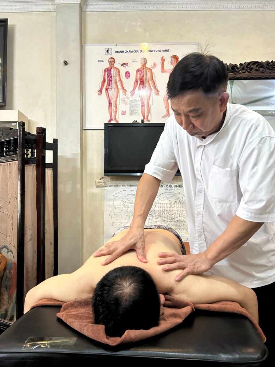 Thao tác xoa bóp vùng vai gáy tại phòng trị liệu