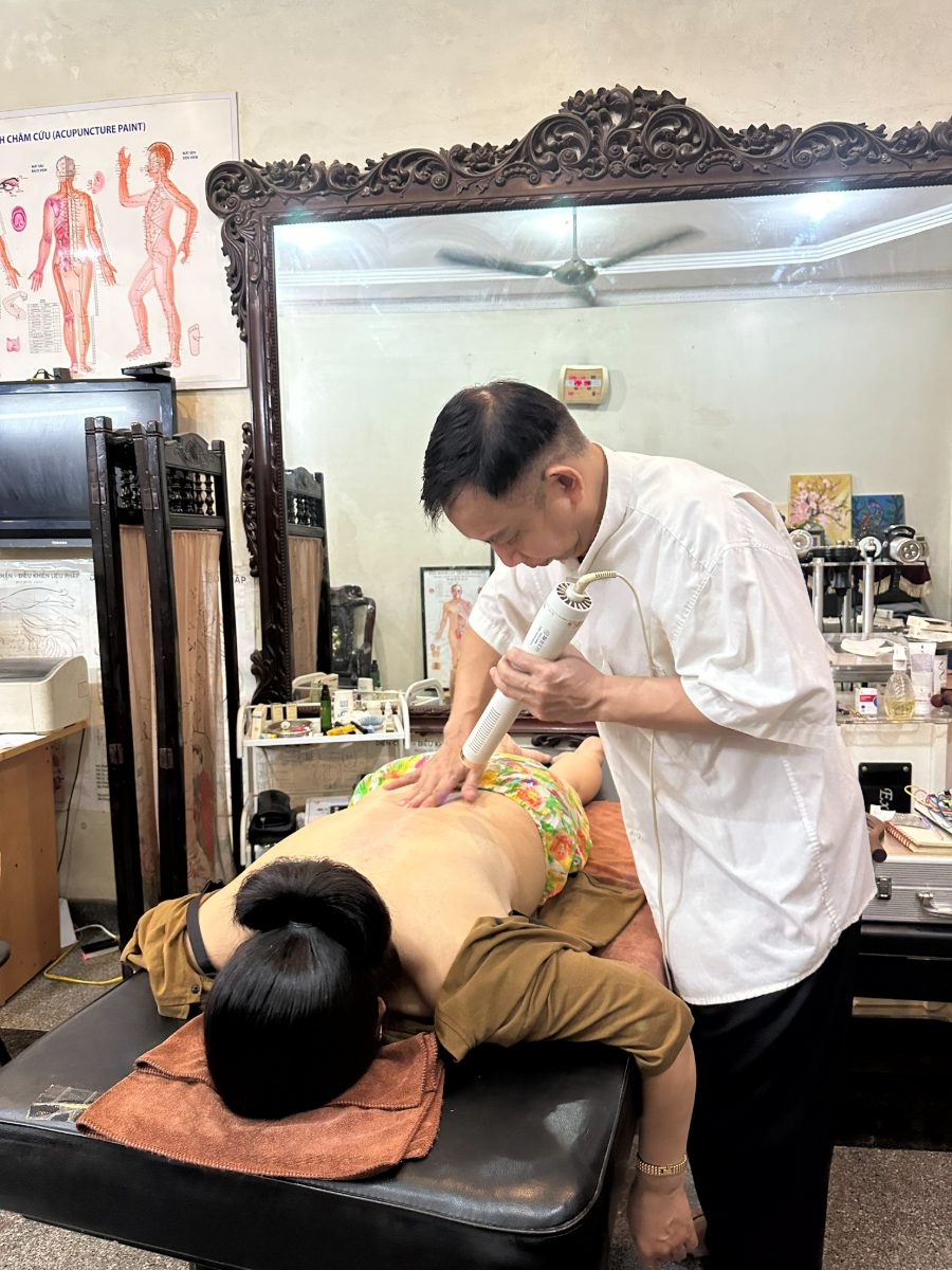 Buổi trị liệu vùng lưng cho khách hàng